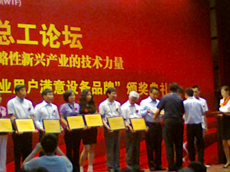 /></p><p>&nbsp;&nbsp;&nbsp;&nbsp;&nbsp;&nbsp;&nbsp; &nbsp;在日前由中國水網主辦的2012年度(第六屆)水業高級技術論壇——供水技術深度論壇上，《中國40個城市供水服務滿意度指數調查研究報告》(以下簡稱《報告》)正式發布。</p><p><br/>　　中國水網在全國范圍內篩選出供水服務水平業內評價較高的40個城市，面向城市公眾開展供水服務滿意度調查活動，調查收到逾萬份調查問卷。此次《報告》借鑒國內外顧客滿意度理論研究成果和測評方法，結合調查結果和中國供水行業的實際發展情況編制而成。</p><p><br/><strong>　　行業該做哪些改進？<br/>　　供水服務行業較明顯的優勢為供水穩定性，需要改進的首要指標為供水水質</strong></p><p><br/>　　中國水網副總經理殷曉芳分析說，低質低價已經成為行業痼疾；原水壓力和飲用水新標準執行壓力大，使服務成本壓力迅速升高；社會溝通的不充分和企業經營的相對封閉，使公眾的誤解加??；服務績效管理工具的缺失和服務體制的落后，導致行業品牌整體失落。</p><p><br/>　　據了解，調查報告中的供水滿意度評價指標體系以供水用戶滿意度指數為核心。通過對評測指標的分析，殷曉芳對供水行業的優勢和弱項進行闡述:供水服務行業較為明顯的優勢領域為供水穩定性。根據調查結果及分析，用戶認為供水穩定性的重要程度較高，且對水壓穩定性、供水連續性、計劃停水和管道搶修及時性方面的滿意度評價較高。80％被調查者對供水穩定性滿意，供水企業應繼續保持這一優勢。</p><p><br/>　　供水服務行業具有競爭優勢的是供水水價。此次調查結果表明，被調查者普遍認為水價這一評測指標較為重要，并且認為目前的收費價格和階梯水價的收費方式均較為合理。在調查中，多數被調查者表示，在供水企業能夠提供優質服務的前提下，不會排斥上調水價和實施階梯收費。</p><p><br/>　　“雖然2011年年底以來，全國范圍內多個城市上調了水價或實施階梯水價，引起公眾廣泛關注及爭議，但隨著對供水行業理性認識的提升，公眾對水資源是商品的意識越來越強，對供水服務成本也開始有所了解，因此漲價、改變收費方式并沒有對供水水價的滿意度造成太大影響。”殷曉芳說。</p><p><br/>　　供水服務行業需要改進的首要指標是供水水質。此次調查結果顯示，在供水服務用戶滿意度評價體系的7個二級評測指標中，水質是影響用戶滿意度的較重要因素，同時也是拉低用戶滿意度的首要因素。據了解，此次調查采用的象限法分析，表明供水水質是其中位于重點改進區的二級指標，由此可見，提高供水行業服務水平的首要有效途徑就是提高供水水質。</p><p><br/>　　殷曉芳表示，提高供水水質要求是環球趨勢，也是經濟發展后人民生活水平提高的必然結果。如何合理控制成本、整合資源、提高效率，成為供水企業面臨的挑戰，但另一方面，水質標準的提高有利于供水市場良性發展，供水企業的升級改造以及對新建項目要求的提高也將為供水市場注入增長動力。</p><p><br/>　　供水服務行業的弱項為客戶溝通、企業整體形象。根據調查結果，供水企業與用戶的溝通行為在總體上被認為是有欠缺的，尤其是在公眾宣傳和反饋渠道的充足性方面。很多被調查者都反映供水企業不夠公開和透明，這與客戶溝通不足也有很大關系，這些都對供水企業的形象有所損害。</p><p><br/>　　殷曉芳指出，供水企業應經常性地組織宣傳用水常識、企業社會活動，提高企業新增積極措施的知名度，提升反饋渠道使用率，進一步推廣咨詢熱線和客服中心，提高企業透明度，改善企業形象，從而提高供水服務用戶滿意度。</p><p><br/><strong>　　哪些城市滿意度較高？<br/>　　40城市供水服務滿意度指數廣州、南昌、上海位列前三</strong></p><p><br/>　　據介紹，按照指標評價體系和滿意度指數的合成方法，分別計算得到全國40個城市的供水總體服務滿意度指數。計算結果顯示，廣州以77.99分位居首先，南昌、上海分列第二、三位，排在第四到第十位的依次是濟南、無錫、北京、江陰、常熟、杭州、珠海。</p><p><br/>　　據了解，在供水、電力、電信、燃氣四大公共服務行業中，供水服務滿意度指數僅略低于電力行業，排在第二位。</p><p><br/>　　殷曉芳總結，<a href=http://dgyingyuan.com>供水服務</a>的可持續發展是一項長期、系統的工作，建立一套優質優價的服務體系還會面對很多困難，但只要供水企業愿意擔當，愿意在建立優質優價供水服務體系的道路上先行先試，就能不斷提升綜合服務水平，樹立服務標桿，促進行業績效體系的建立。</p><p style=text-align:center;><br/><strong>表1&nbsp;&nbsp; 全國40個城市供水總體服務滿意度指數(加權計算)</strong></p><p style=text-align:center;><strong><img style=BORDER-RIGHT-WIDTH: 0px; BORDER-TOP-WIDTH: 0px; BORDER-BOTTOM-WIDTH: 0px; BORDER-LEFT-WIDTH: 0px alt=