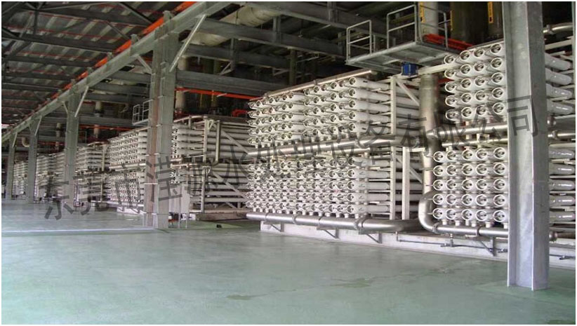 /></p><p>1.1水處理設備的選擇要本著以保證人們用水安全的原則，因此在對水處理工藝進行選擇時需做到以下幾點：</p><p>(1)不管是采用任何技術、工藝，水處理后其水質都要達到國家規定的生活飲用水標準。<br/>(2)技術安全可靠性原則。目前，盡管我國關于水處理的技術和設備有很多種，但是要從眾多的技術理論和設備中選擇技術較為優秀及安全可靠性較高的設備。<br/>(3)設備運行費用較低原則。針對我國偏遠、經濟欠發達地區，如果水處理設備運行費用過高，超出了當地人民的經濟承擔能力，即使是水處理建設工程建設完工，也會因為高昂的設備運行費用當地人民承擔不起而失去建設的意義。所以在水處理設備工程建設時一定要考慮到設備運行費用問題。<br/>(4)易管理原則。針對經濟欠發達地區設備技術管理人員相對短缺的問題，在設備管理和維護方面要求盡量做到簡單、易管理。如果設備的管理技術要求的過于高，超出了設備技術管理人員的能力范圍，則設備的正常運行和管理將得不到保障。</p><p>電絮凝技術</p><p>2.1電絮凝技術及其原理</p><p>電絮凝技術理論是在二十世紀初被提出的，經過近一個世紀的實踐探索才真正意義上將此項技術應用到水處理設備。此項技術的顯著特點是使用電能將含在水中的重金屬、固態懸浮物、乳化有機物及其他有害物質通過電化學反應將其分離出去。電絮凝水處理法的工作原理是：通過給水處理設備中的多塊鋼板加直流電，使其鋼板與鋼板之間產生電場，將待處理的水流入鋼板的縫隙，通電鋼板會因電離作用消耗一部分進入水中，同時電場中的離子和非離子污染物受電場作用與消耗到水中的鋼板發生反應，使電場中的離子和非離子污染物形成固態沉淀顆粒，進而通過沉淀分離的方式完成水處理。</p><p>2.2電絮凝<a href=http://m.169527.com>水處理</a>的工藝流程</p><p>將待處理的水流入均化池，均化池的主要作用是用來平衡水泵水量和電絮凝反應器中水的流量之差，此外在均化池中設有水位傳感器，主要是用來控制反應器泵和水泵。進而通過反應器泵將均化池中的水抽入反應器中，反應器中設有鋼板，通電后鋼板與電離出的離子發生反應，達到處理目的。此外，在反應器中的空腔內都有一個氣動閥和氣動雙隔膜泵，它們的作用分別是去除鐵垢和去除反應器中沉淀的固體雜質。然后再將反應器中處理后的水抽到除沫池，除去漂浮在水面上的泡沫以及讓水中雜質的發生二次沉淀。較后再將除沫池中的水流到沉淀池，再次讓固體顆粒沉淀，并通過污泥去除設備將固體顆粒等雜質去除，清水則進入砂濾器，通過砂濾器對水進行回洗，完成整個工藝流程。</p><p>復合式多介質過濾法方案</p><p>3.1復合式多介質過濾法及其工作原理</p><p>復合式多介質是一種物理水處理法，整個工藝流程不需要添加任何化學藥劑，設備機組集成自動化、智能化控制，耗能低，安全穩定性較高，水處理設備系統更換后的介質不會對環境造成污染，可以直接填埋。同時由于水處理設備系統是自動控制系統和監控系統，系統程序一旦設定好，不需要過多的人員對其實時監控，節約了維護人員的投入，相應地也節省了維護費用。</p><p>3.2復合式多介質過濾法工藝流程</p><p><br/>通過原水加壓系統的加壓泵將待處理的水抽入水處理系統，經全自動逆洗多介質深度處理，其中，全自動逆洗深度處理系統中設有活性炭吸附過濾器，其作用是去除水中的異味和氯化物等。除砷、鐵/錳裝置。作用是去除水中的砷、鐵/錳等雜質和有害物質。阻垢器。可防止水中的鈣和鎂經加熱后反應生成碳酸鈣。原水<a href=http://m.169527.com>紫外線消毒系統</a>。主要作用是對管網水進行殺菌，分解臭氧等。水處理工程技術相關資料<a href=http://m.169527.com>http://m.169527.com</a><br/></p></div>
						<div   id=